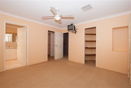 Large 4 x 2 family home in great location - Photo 4