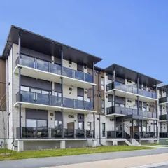 1 room apartment of 99m² in Gatineau - Photo 2