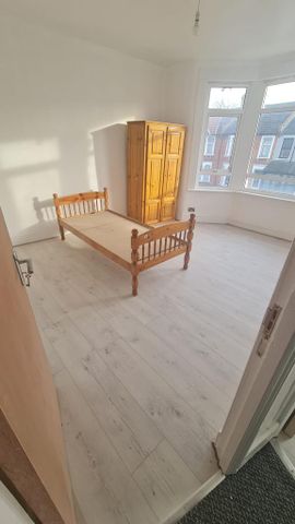 4 bedroom terraced house to rent - Photo 5