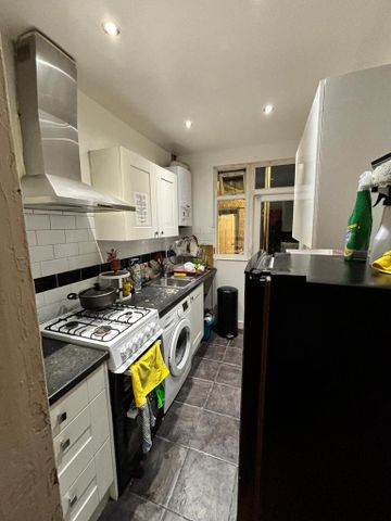 1 bedroom in a house share to rent - Photo 5