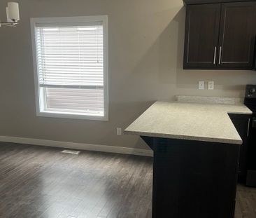 Hampton Village - 4 Bedroom/2 Bathroom Upper Unit - 726 Hargreaves ... - Photo 3