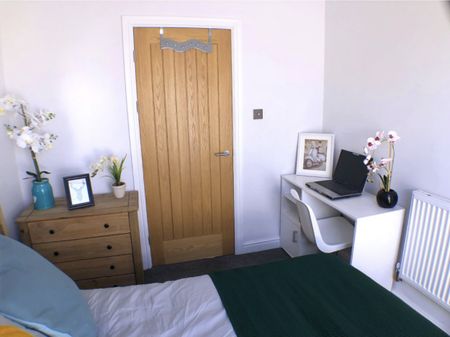 4 bed Apartment for Rent - Photo 4