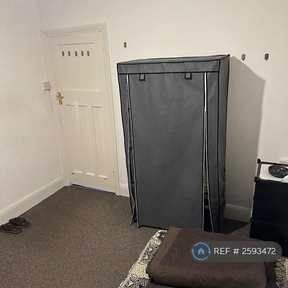 1 bedroom in a flat share to rent - Photo 2