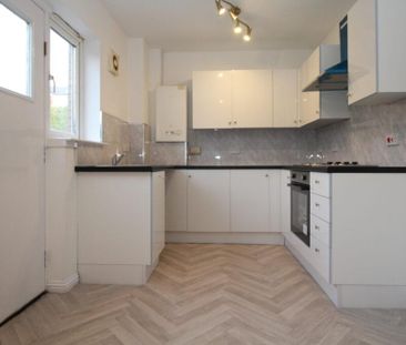 3 bedroom semi-detached villa to rent - Photo 5