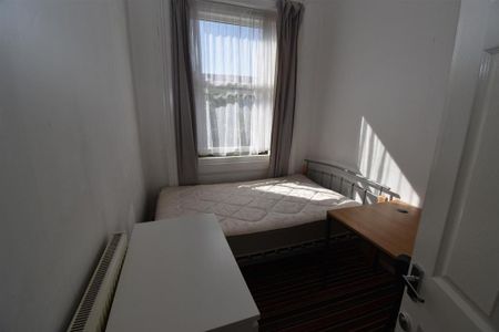 4 bedroom apartment to rent - Photo 4