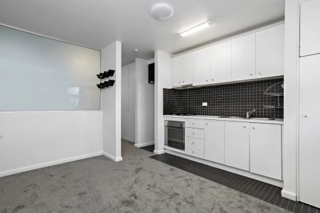 Light-Filled Studio Living in Prime St Kilda East - Photo 4