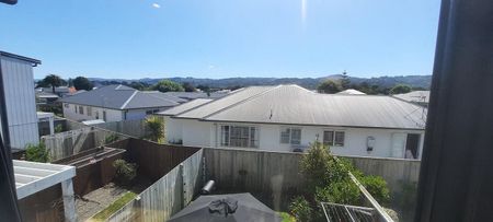 Charming 2BR Townhouse in Waiwhetu - Photo 3