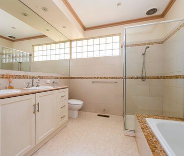 Elegant Family Living in a Prime Blackburn Location - Photo 2