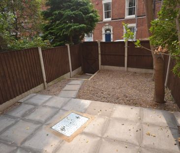 References Pending - 4 bed Mid Terraced House - Photo 2