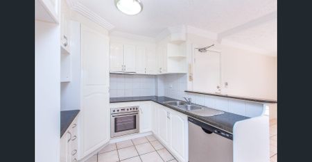 Location & Size in small block of apartments. - Photo 5