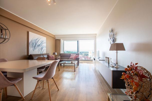 Gemeubeld appartement op de vijfde verdieping gelegen in hartje Zoute op enkele passen van het Albertplein en de zee - Photo 1