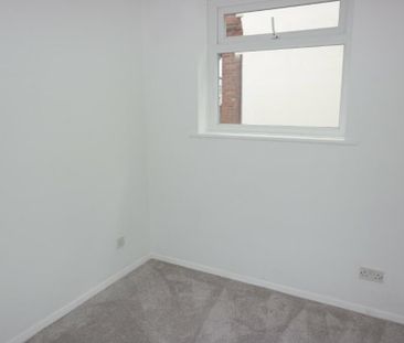 2 bedroom ground floor flat to rent - Photo 2