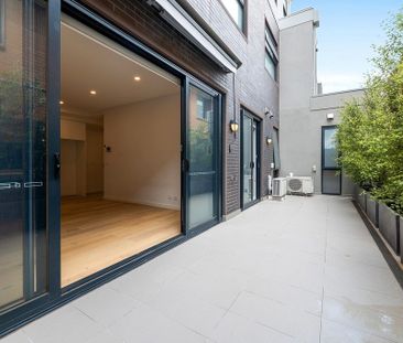 CHIC GROUND FLOOR LIVING IN ORMOND - Photo 5