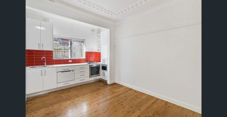 Classic Art Deco apartment of village convenience - Photo 5