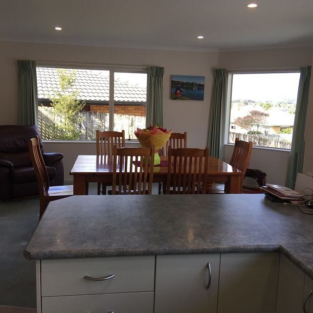 Beautiful 4 bed rooms Family home in Orewa - Photo 1