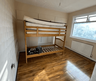 4 bedroom semi-detached house to rent - Photo 2