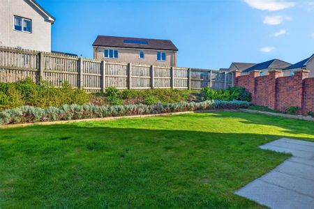 5 bedroom detached house to rent - Photo 3