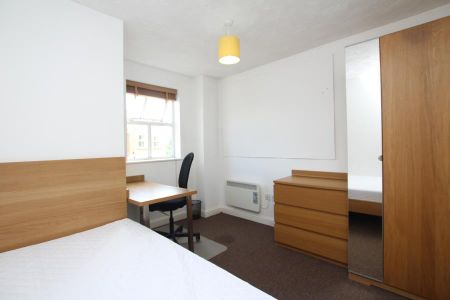 4 bedroom flat to rent - Photo 3