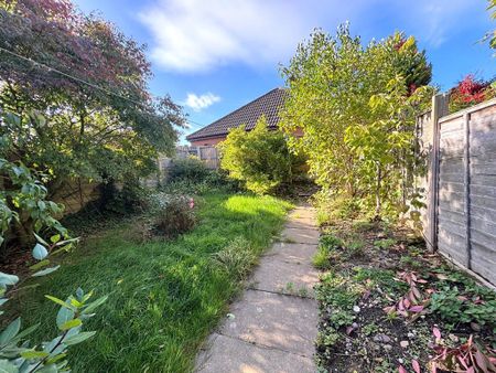 2 bedroom mid terrace to let - Photo 4