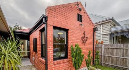 Register to Inspect // Stylish and light-filled 2-bedroom home in a sought-after Yarraville location! - Photo 4
