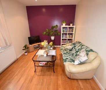 2 bedroom Flat in Cardigan Road, Leeds - Photo 3