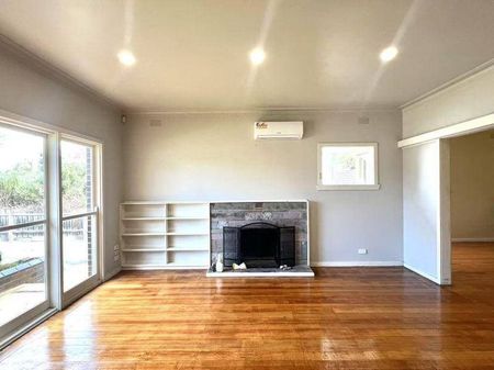 3 Bed House For Lease in Mordialloc: within 1km to the beach! - Photo 3