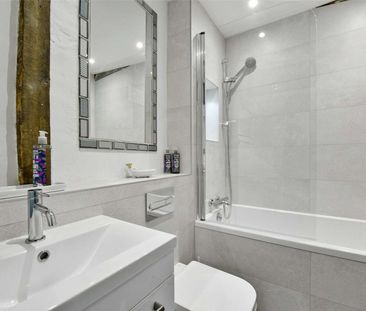 A Grade II period cottage in the heart of Henley close to the River... - Photo 3