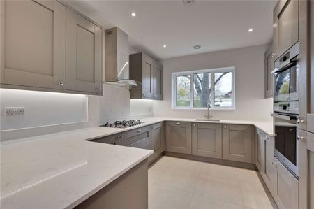 A modern three bedroom family home, presented to the highest standard. Also featuring private sunny-aspect rear garden and driveway for 2 cars. - Photo 3