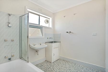 Light-Filled First-Floor Apartment - Photo 5