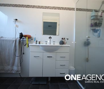 Space and comfort so close to the University of Newcastle - Photo 5