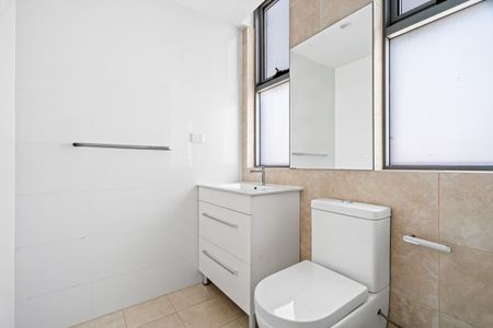 Modern Two Storey Apartment - Central Location - Photo 5