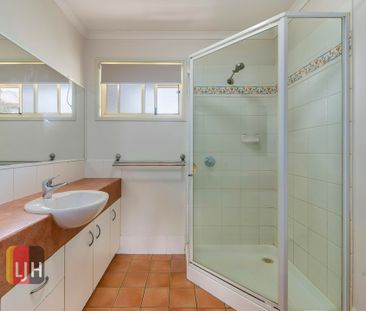 AIRCONDITIONED SPACIOUS 3 BEDROOM TOWNHOUSE IN GREAT LOCATION ! - Photo 3