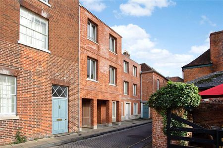 Three bedroom family home in Central Winchester. - Photo 2