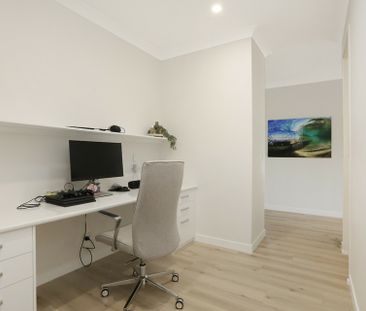 HAMPTONS STLYE HOME INCLUDING REGULAR LAWN MAINTENANCE AND SOLAR POWER - Photo 5