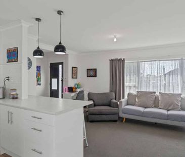 Sunny Three Bedroom Family Home - Photo 4