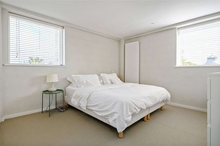 Spacious two bedroom apartment views stretching across the City. - Photo 4