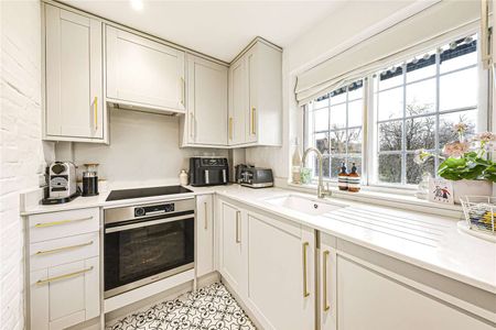 Utterly charming studio apartment set on the first floor of a much loved Arts & Crafts development. - Photo 3