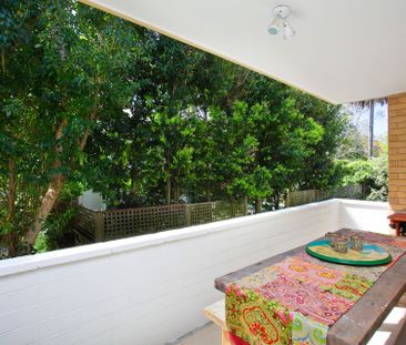 Stylish & Well Situated 3 Bedroom Apartment - Photo 4