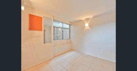 RENOVATED SPACIOUS PADDINGTON HOME (UPSTAIRS ONLY) - Photo 4