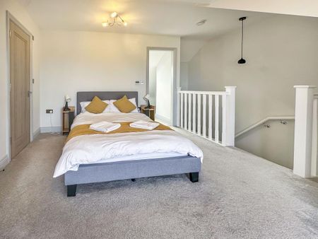 4 bedroom semi-detached house to rent - Photo 2