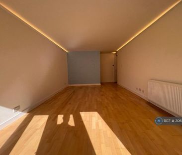 3 bedroom flat to rent - Photo 1