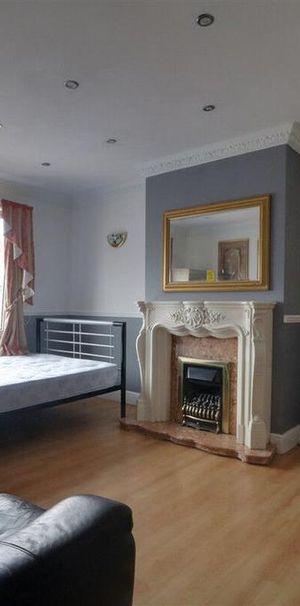 1 bedroom in a house share to rent - Photo 1