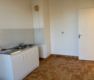 Location Appartement 2 pièces 47 m² Sainte-Sévère - Photo 3