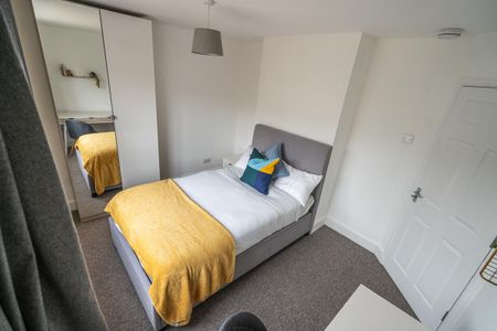 Spacious communal areas, with large drive and established garden Room 3 - Photo 3