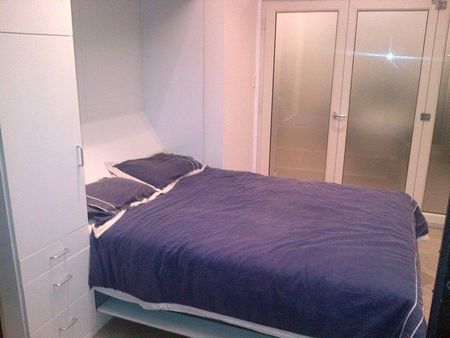 Sophisticated and Stylish One Bedroom Apartment - Photo 3