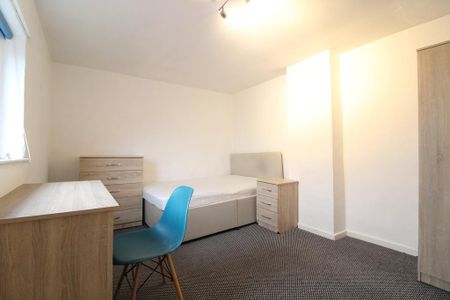 5 bedroom flat to rent - Photo 4