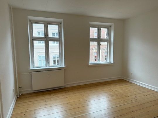 Skøn 3-værelses lejlighed i hjertet af Odense centrum. - Photo 1