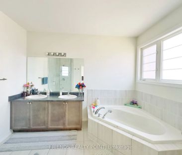 Condo Townhouse For Lease | E9233655 - Photo 3