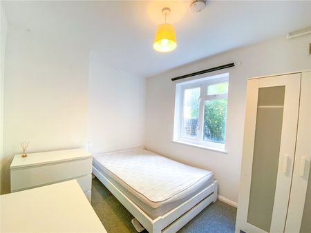 5 bedroom semi-detached house to rent - Photo 3