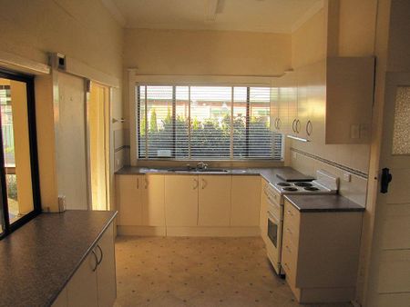 FOUR BEDROOM IN CBD LOCATION - Photo 3